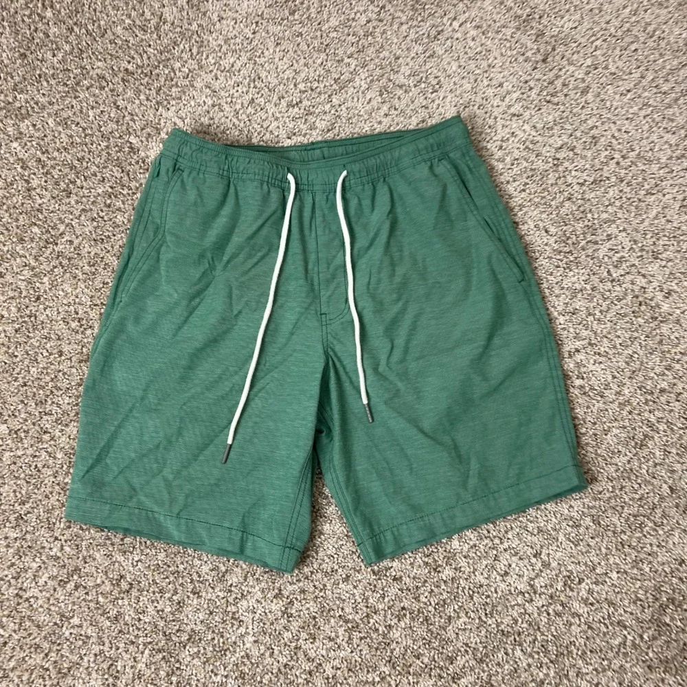 Duck Head Mens Harbor Performance Shorts Green Striped Elastic Waist Small 8in